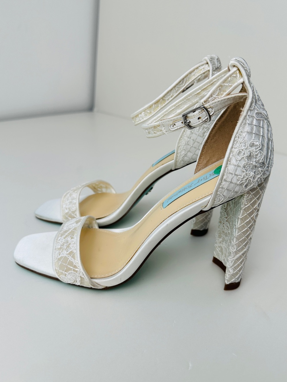 Betsey Johnson Wedding Ivory Lace Block Heel Sandals Womens 7.5